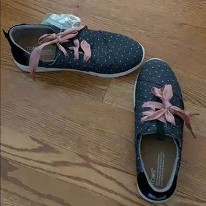 Toms Del Rey tennis shoes. Size 9.5 Women’s
